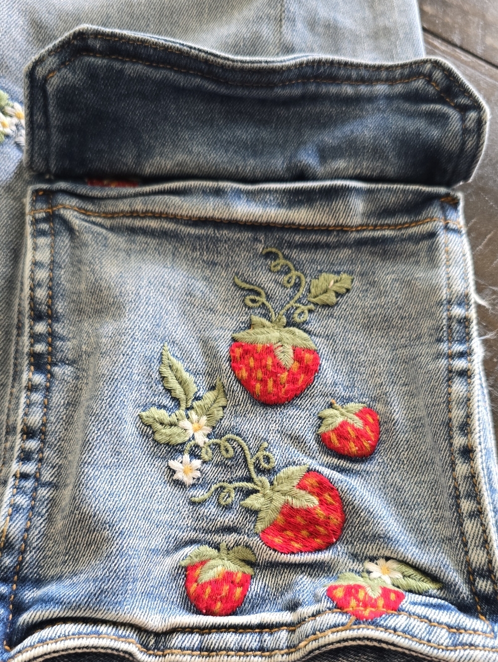 Driftwood Olivia Cargo- Wide Leg Strawberry Denim Jeans. Size 29. EUC - Picture 2 of 6